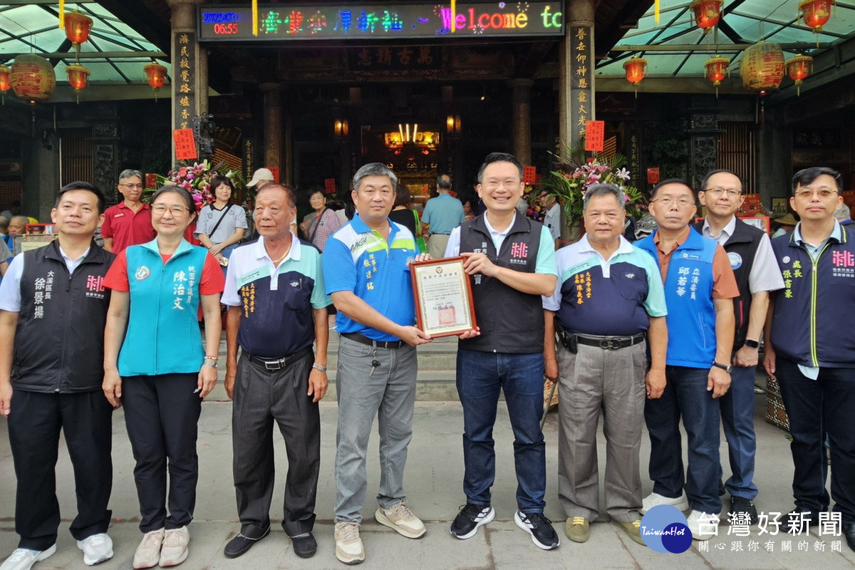 桃園市副市長蘇俊賓頒贈無形文化資產民俗保存團體證書予大溪區社團民俗技藝協會理事長張逢銘。<br /><br /> 