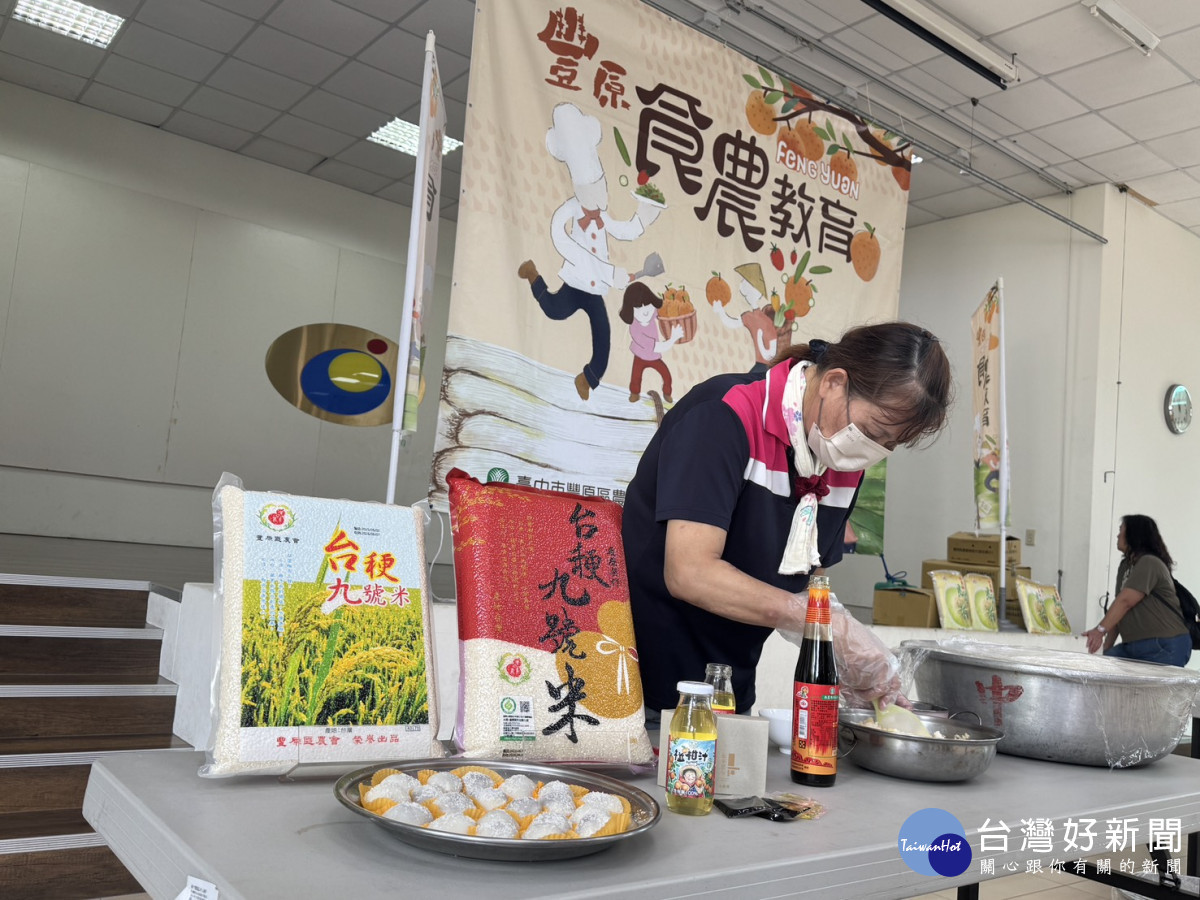 西湳里陳如筠家政班班長指導民眾製作紅豆餡與花生粉麻糬。