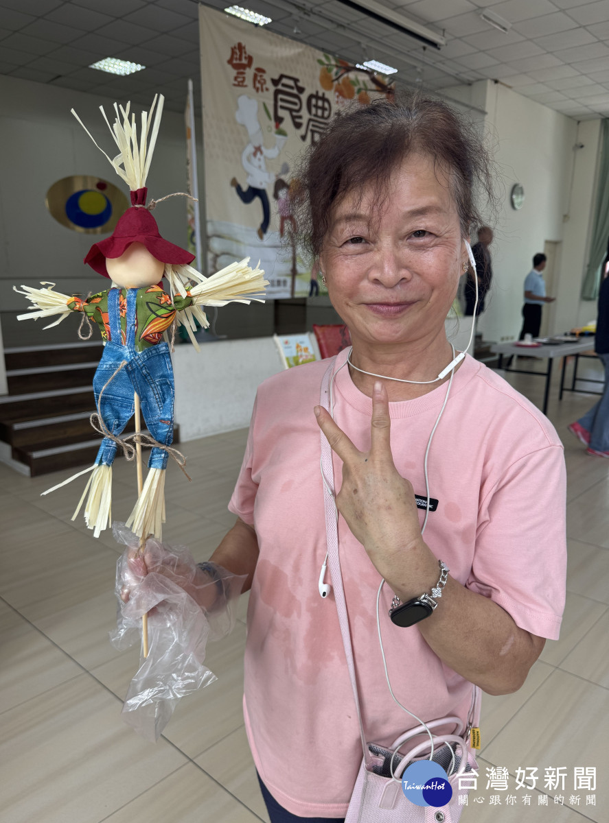 民眾手作稻草人,寓教於樂。