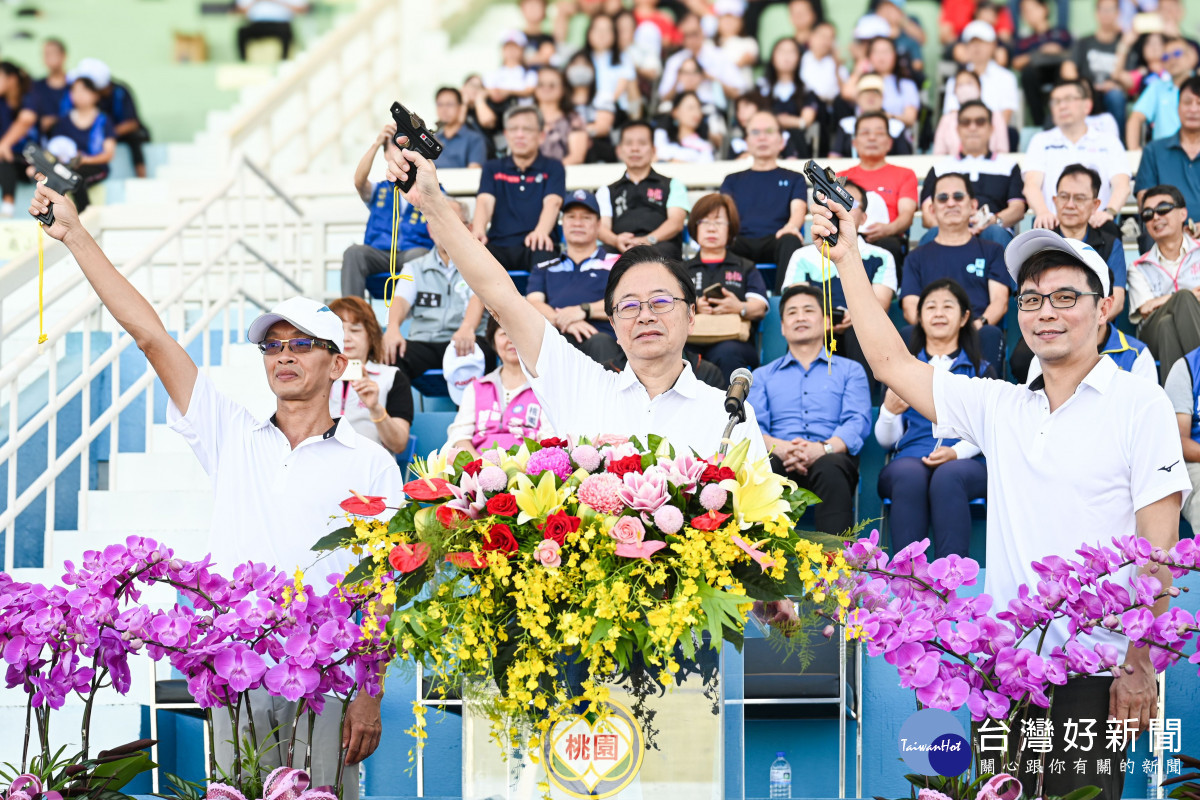 張市長與貴賓鳴槍宣布運動會正式開始。