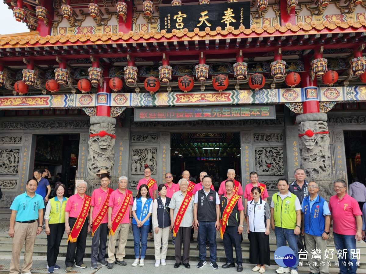 桃園市副市長蘇俊賓出席「關聖帝君1866年聖壽千秋祝壽慶典法會」與嘉賓合影。