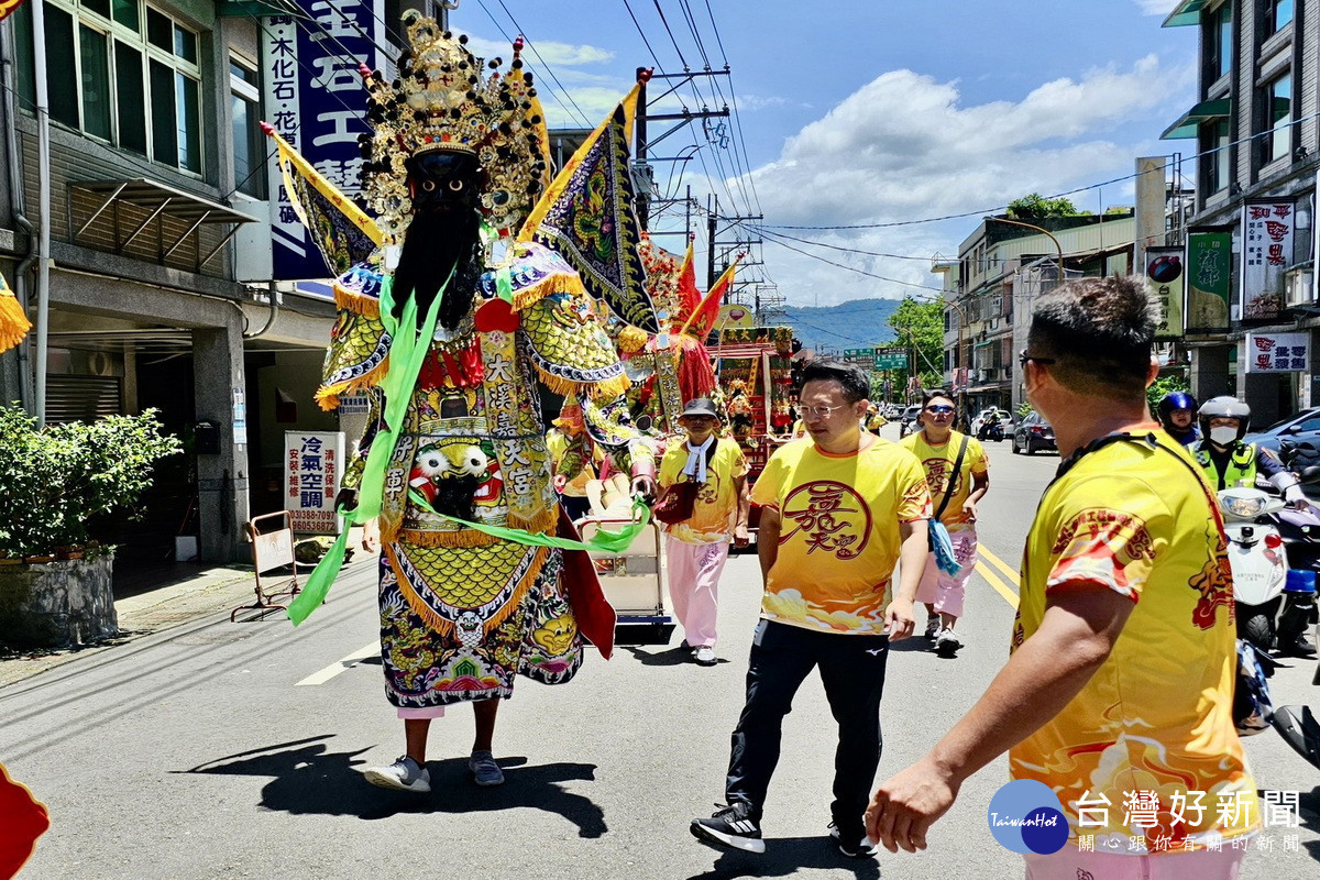 桃園市副市長蘇俊賓扛起千順將軍神將一起參加遶境祈福活動。<br /><br />