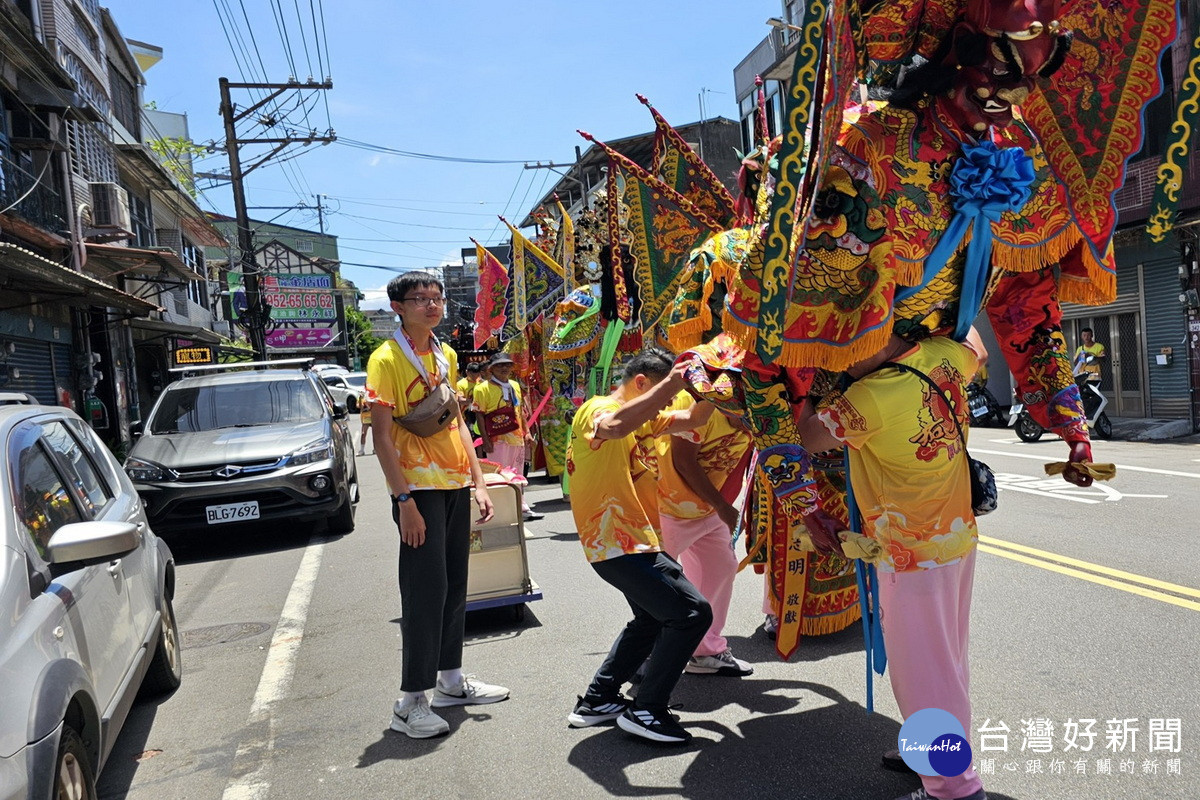 桃園市副市長蘇俊賓扛起千順將軍神將一起參加遶境祈福活動。<br /><br />