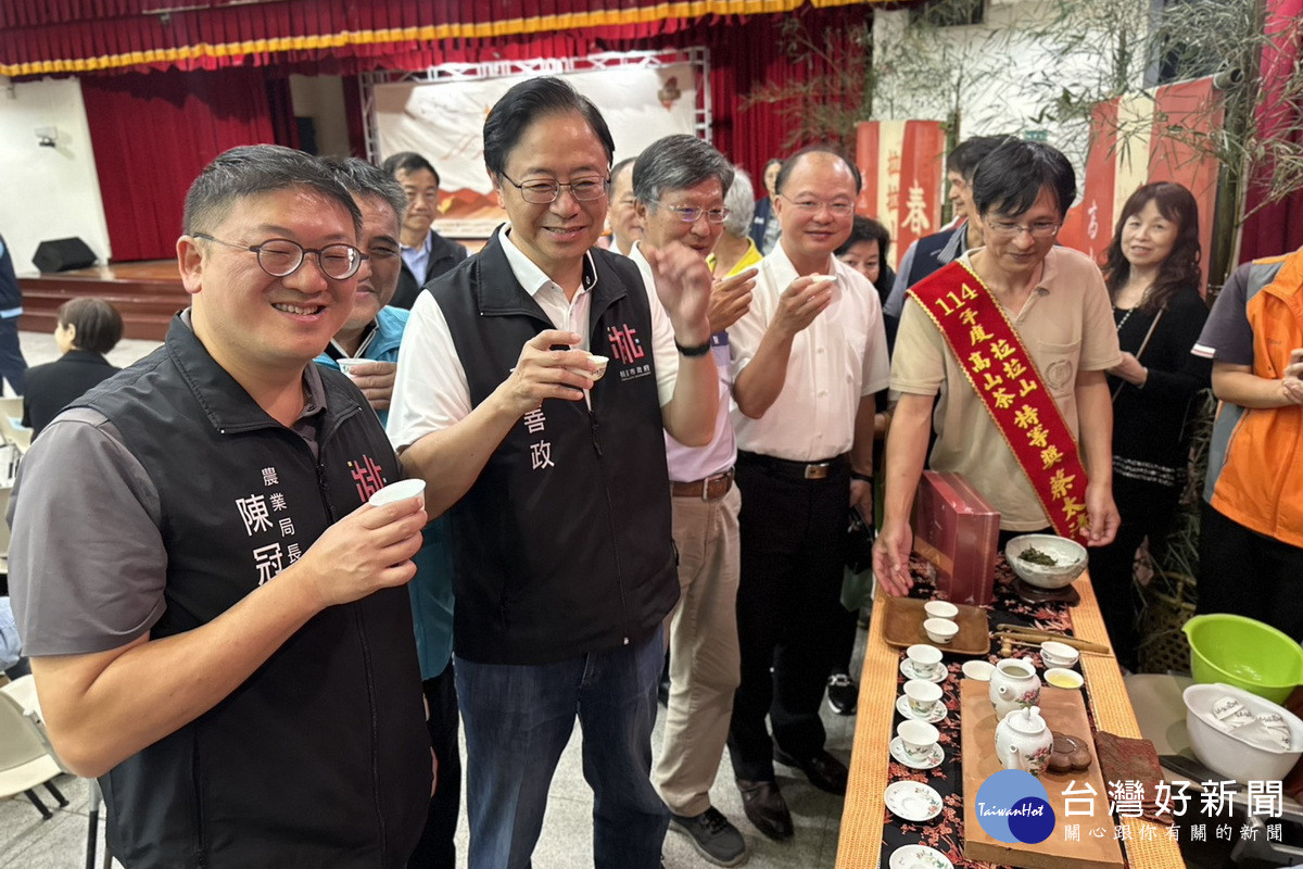 桃園市長張善政品嚐桃園市拉拉山春季高山烏龍茶。<br /><br />