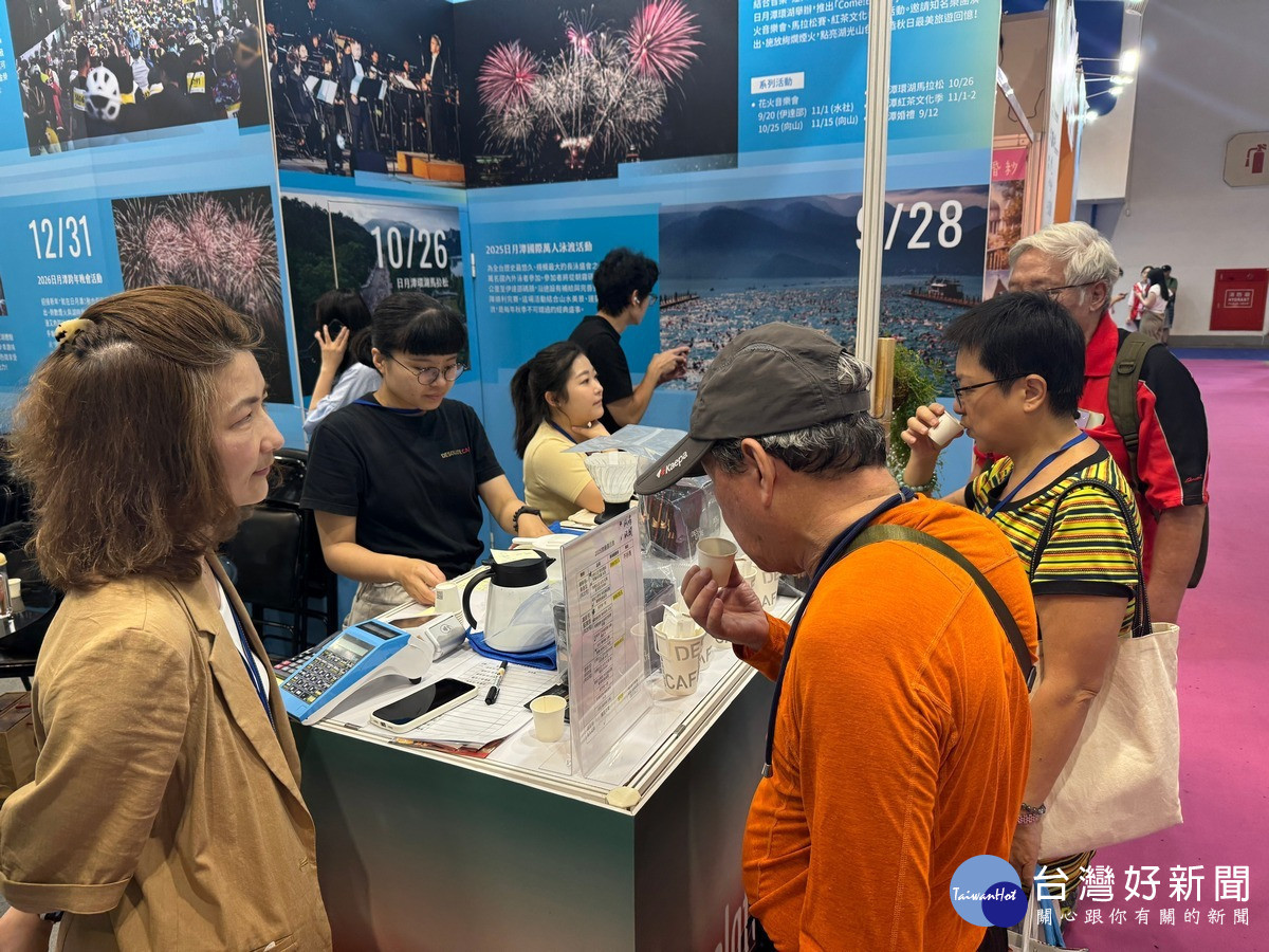 遊客品嚐咖啡,蠻荒咖啡祭出旅展免運優惠,便利下單無負擔。(日管處提供)