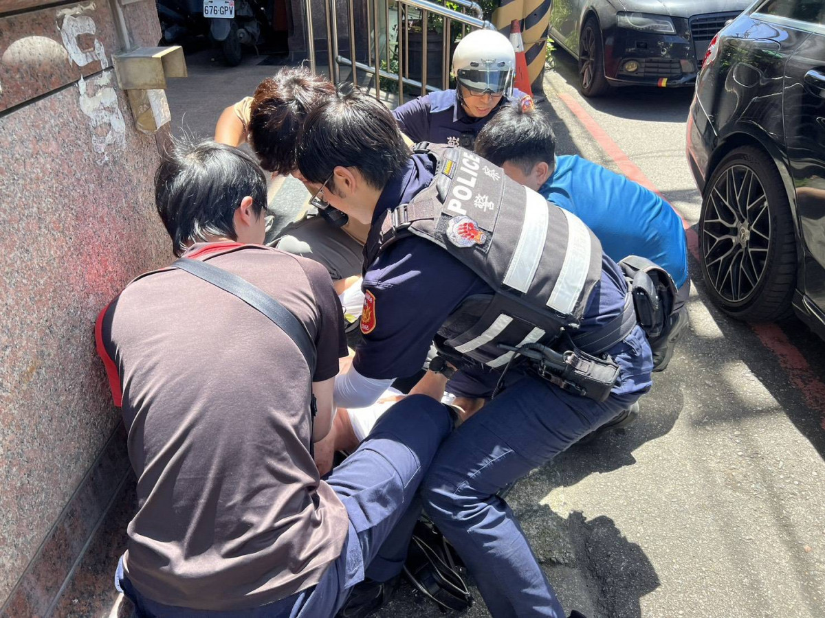 男子持刀找人算帳，勇警一腳踹倒壓制逮捕。