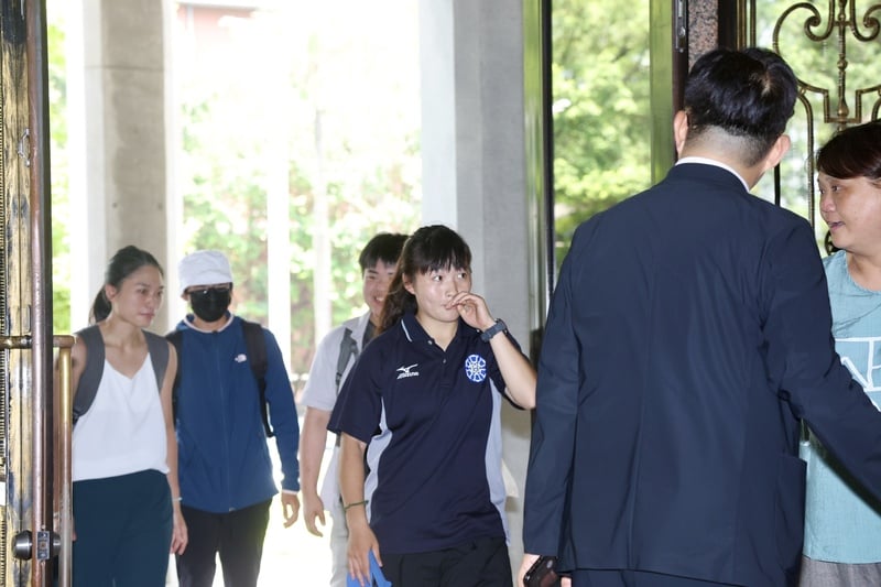 台師大女足抽血案,教育部17日會見吹哨者簡奇陞(右3)等受害學生,了解案情。中央社