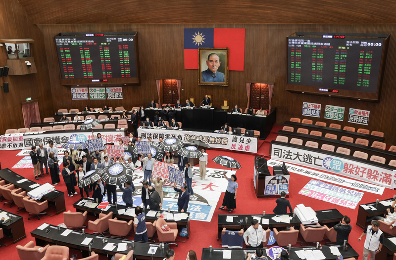 立法院民眾黨團提案再延會至8月31日,立法院院會18日進行表決,在場立委108人,藍白挾人數優勢以59比49表決通過。中央社