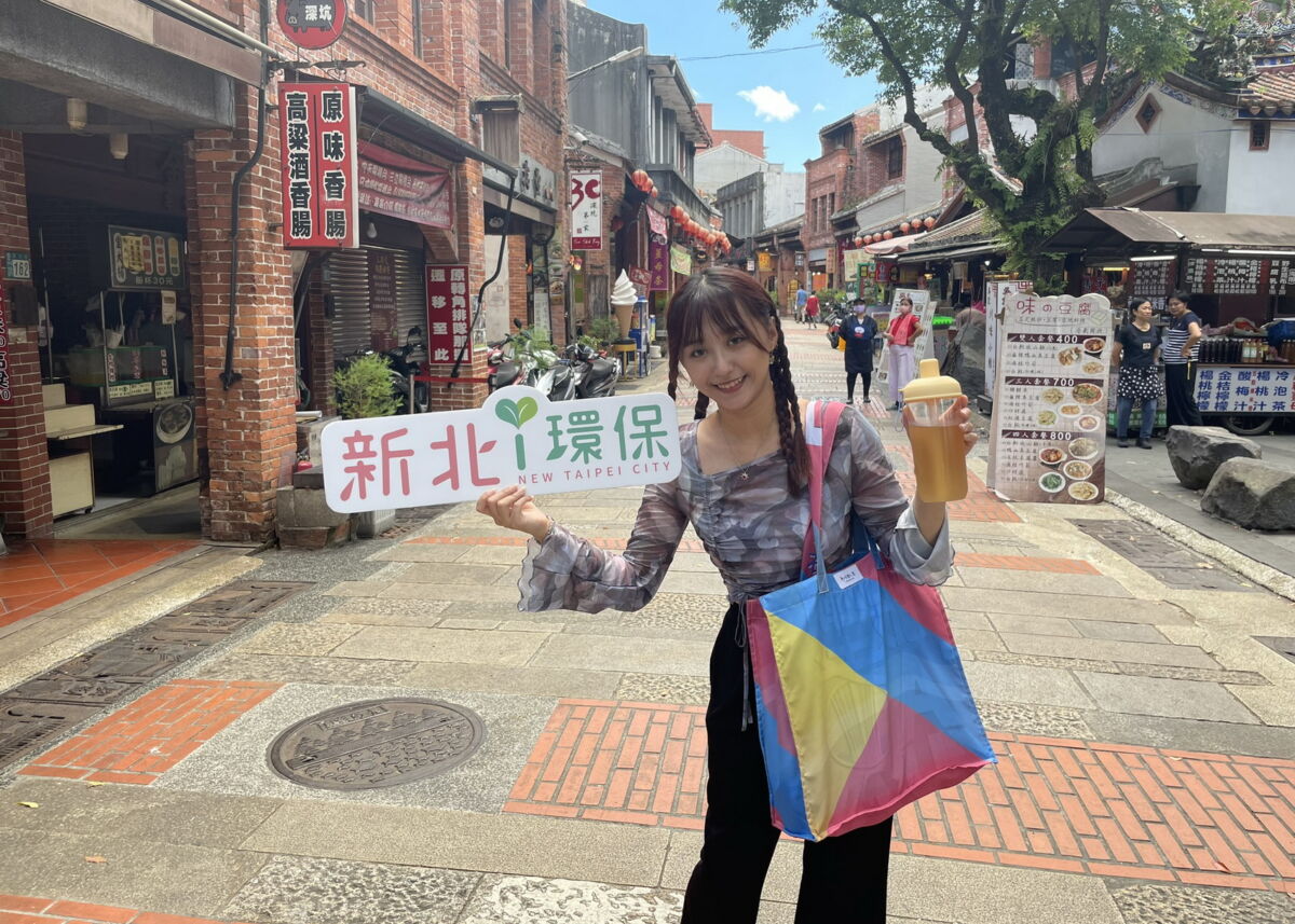 圖/鼓勵民眾購物時自備購物袋或環保容器,一同減塑愛地球。(新北市政府環保局提供)