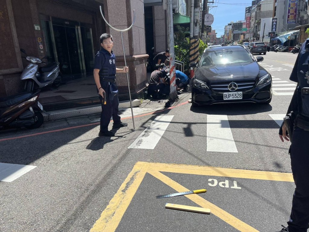 有片／桃園男拿雙刀尋仇！警「踹一腳」壓制　依法送辦