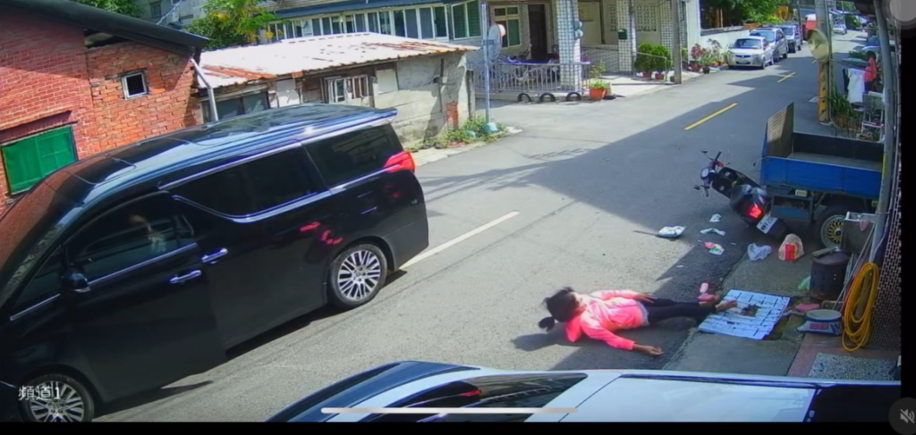 影/覺得不會有車?女騎士衝出巷子撞阿法運兵車 彈飛貼地摩擦翻滾1圈