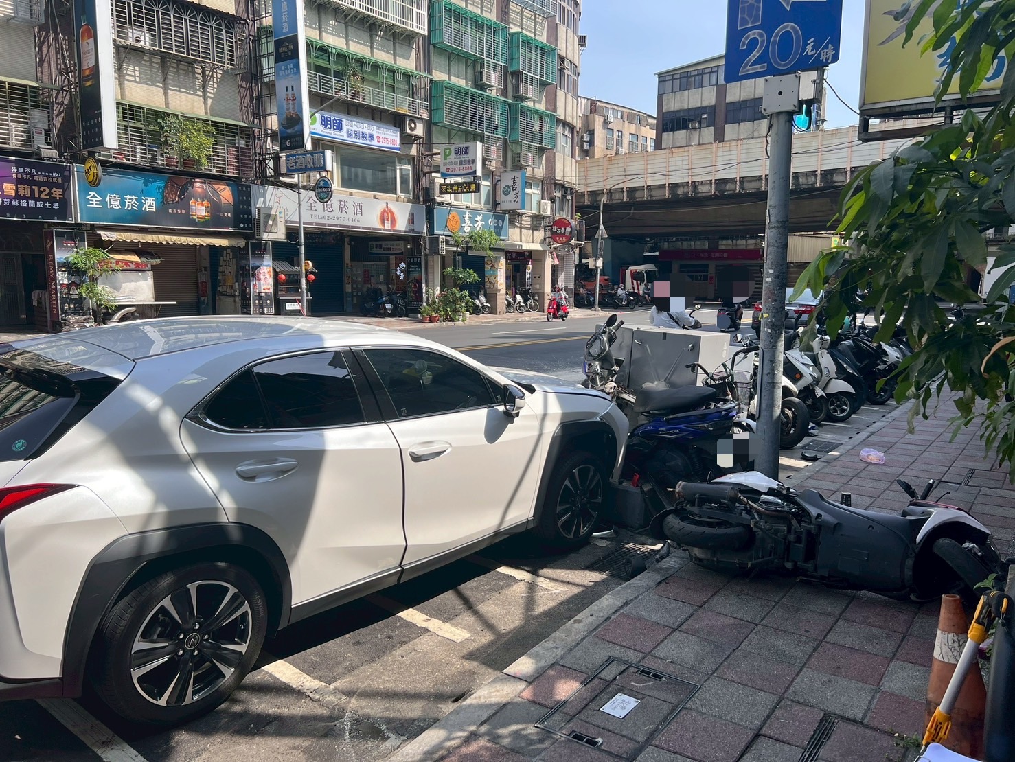 ▲新北市三重區集美街一帶,今(17)日上午發生1起交通事故。(翻攝畫面)