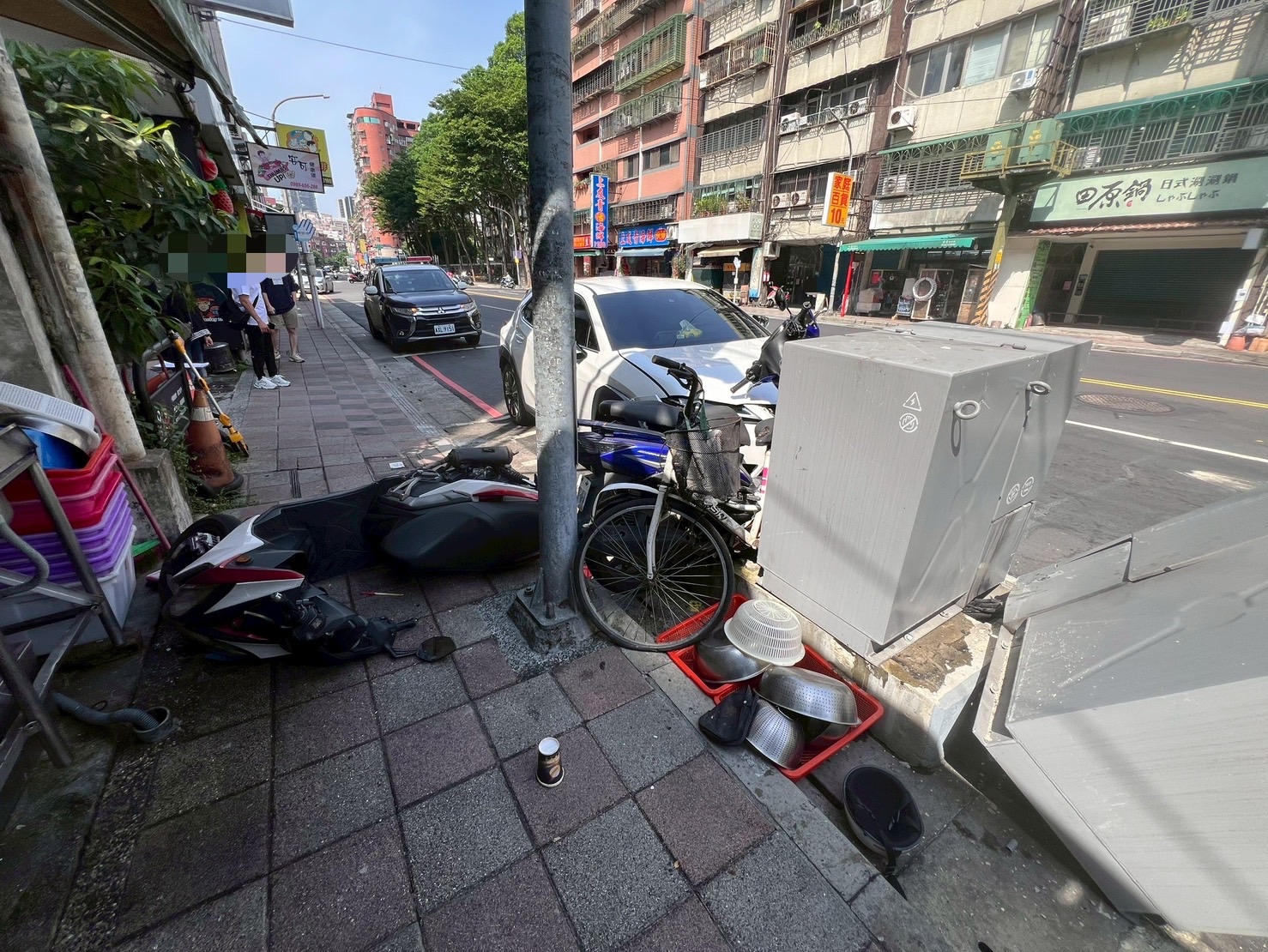 ▲57歲黃姓女子駕駛LEXUS UX小型休旅車行經集美街時疑似恍神,連撞2輛停放機車後撞上台電變電箱,造成周邊住家與商家43戶停電,交通號誌一度失靈。(翻攝畫面)
