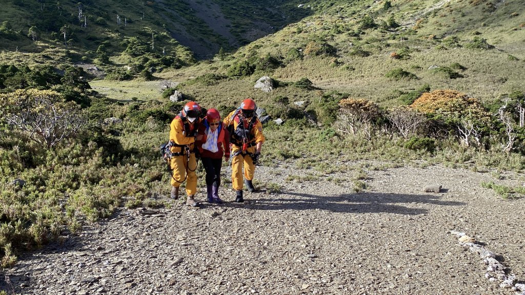 黑鷹直升機緊急出動!南湖山屋女登山客受傷空勤隊即刻救援