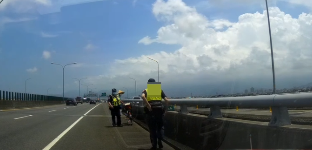 86歲翁騎腳踏車誤上國道5號! 警方護送回家