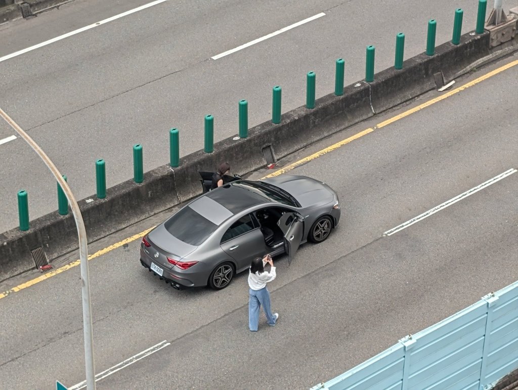 影/賓士妹不理演習!停市民大道高架橋「下車拍照」 目擊者:要不要檢舉咧