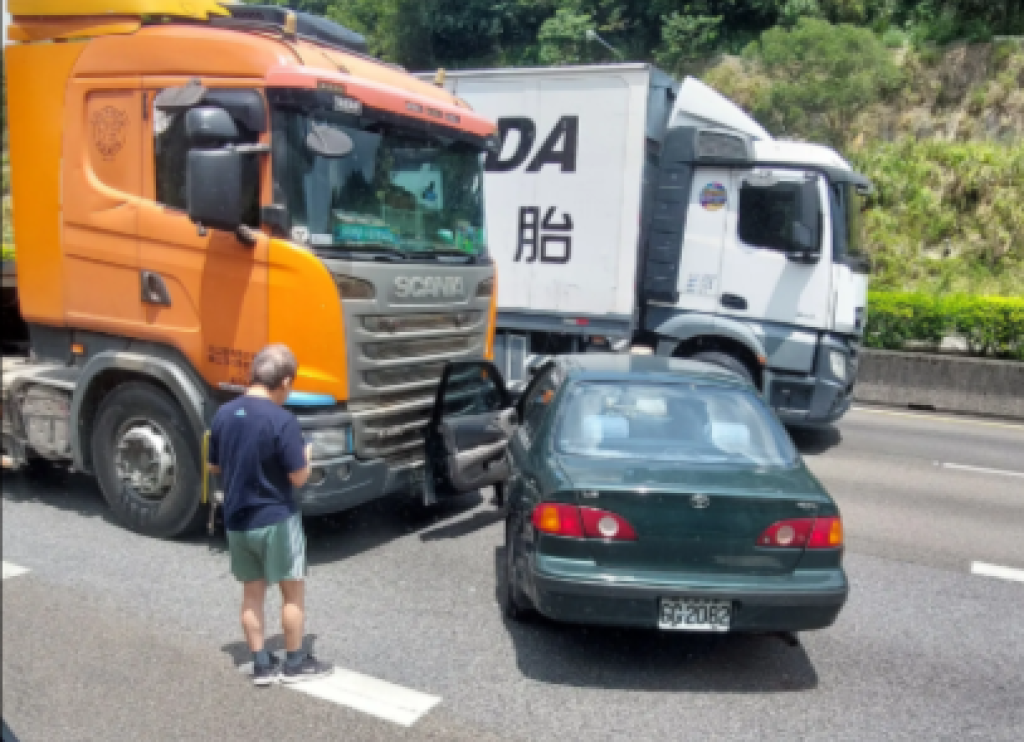 影/駕駛穿越「縮減車道」出事了 擦撞聯結車90度橫卡路中