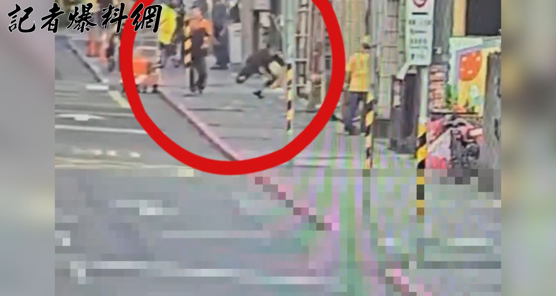 ▲48歲陳姓男子為屏東地檢署發布的竊盜通緝犯,他前(15)日欲尾隨女子闖入民宅未遂,昨(16)日清晨現身遭警方當街壓制逮捕。(翻攝畫面)