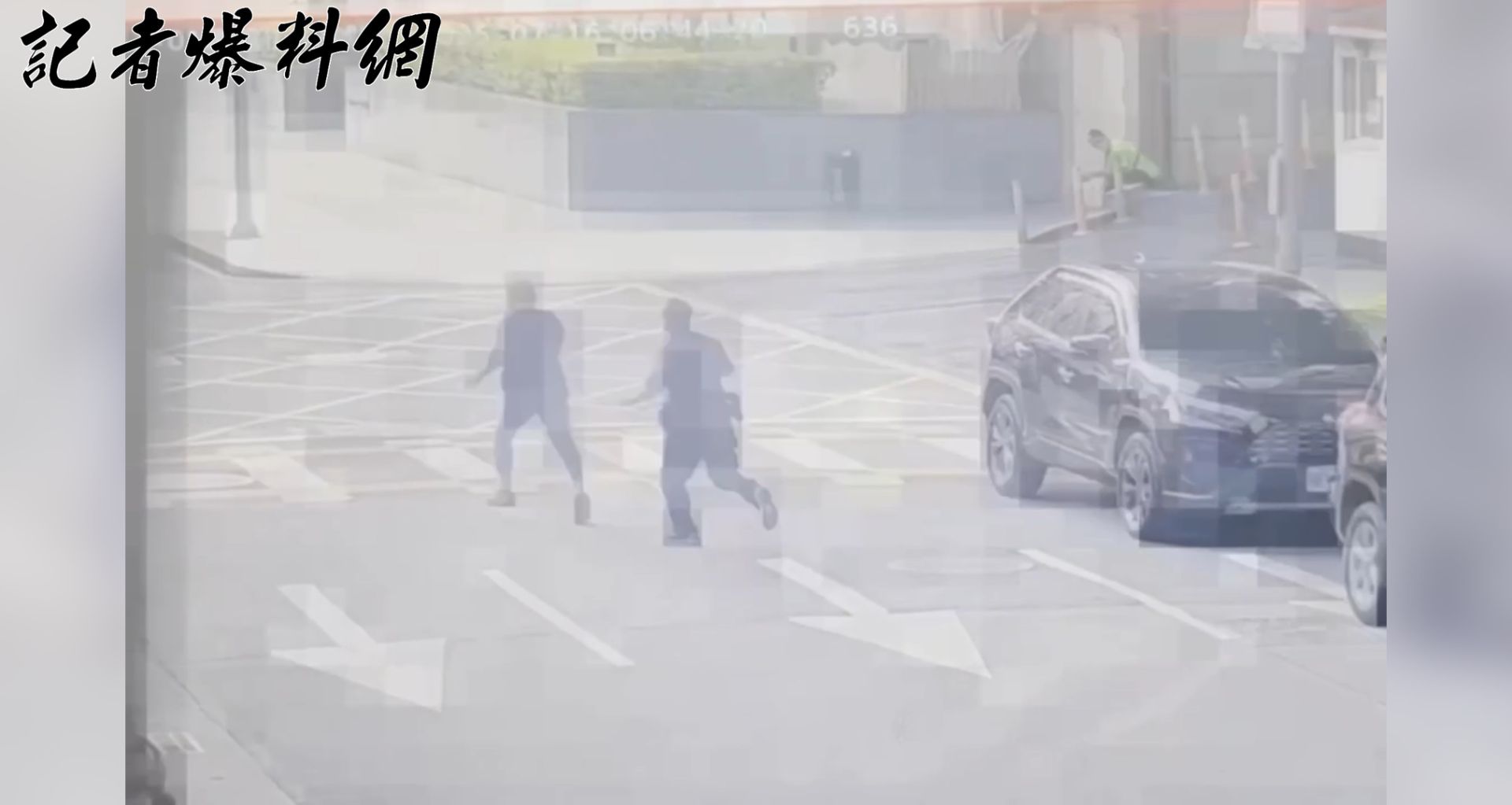 ▲陳姓男子一見警察就心虛拔腿想跑,員警立即追上並將其壓制逮捕。(翻攝畫面)