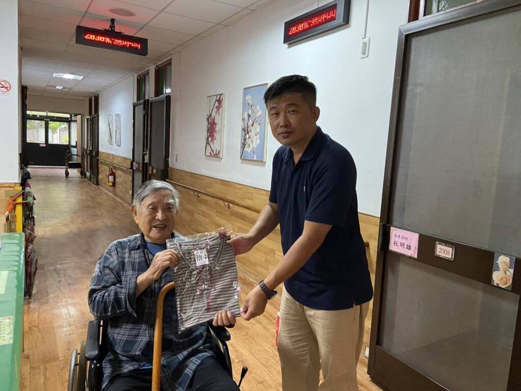 ▲中彰榮家感恩慶福基金會捐贈涼感衣，長輩清涼迎盛夏。（中彰榮家提供）