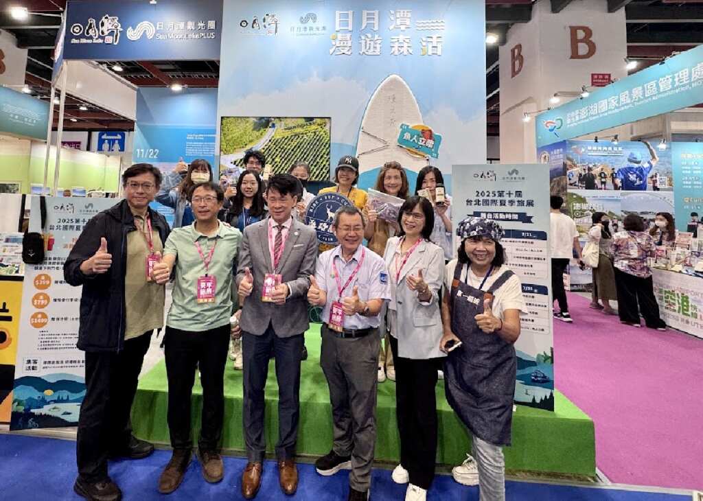 交通部觀光署日月潭國家風景區管理處參加「2025 第十屆台北國際夏季旅展」,展覽自今日起於台北世貿一館盛大登場,展區延續年度主題「目月潭漫遊森活」,匯集多家觀光圈業者共襄盛舉。(日管處提供)