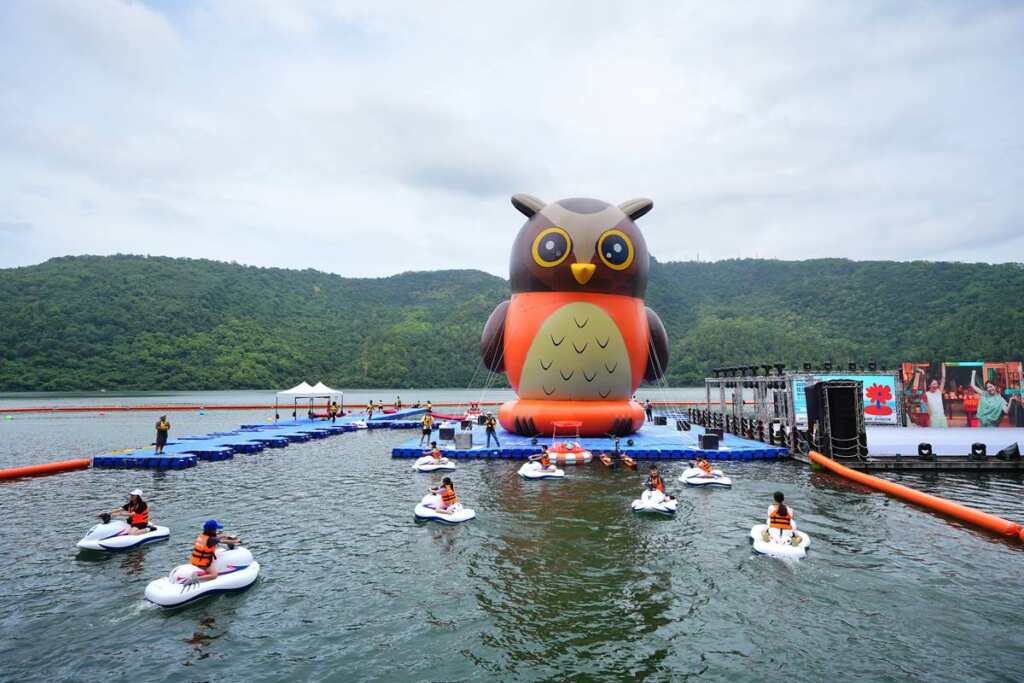 ▲「2025花蓮FUN暑假」活動,即日起在壽豐鯉魚潭熱力開跑,五大水上免費體驗設施天天吸引大批親子與遊客排隊參加。