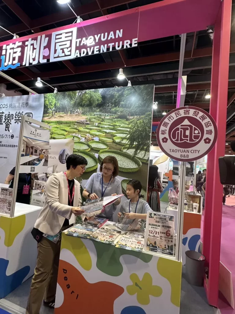 桃園市政府觀光旅遊局以探索北橫「拉拉山星樂園」與珍珠海岸「桃園蓮花季」、「桃園珍珠海岸國際音樂節」三大主題打造桃園館