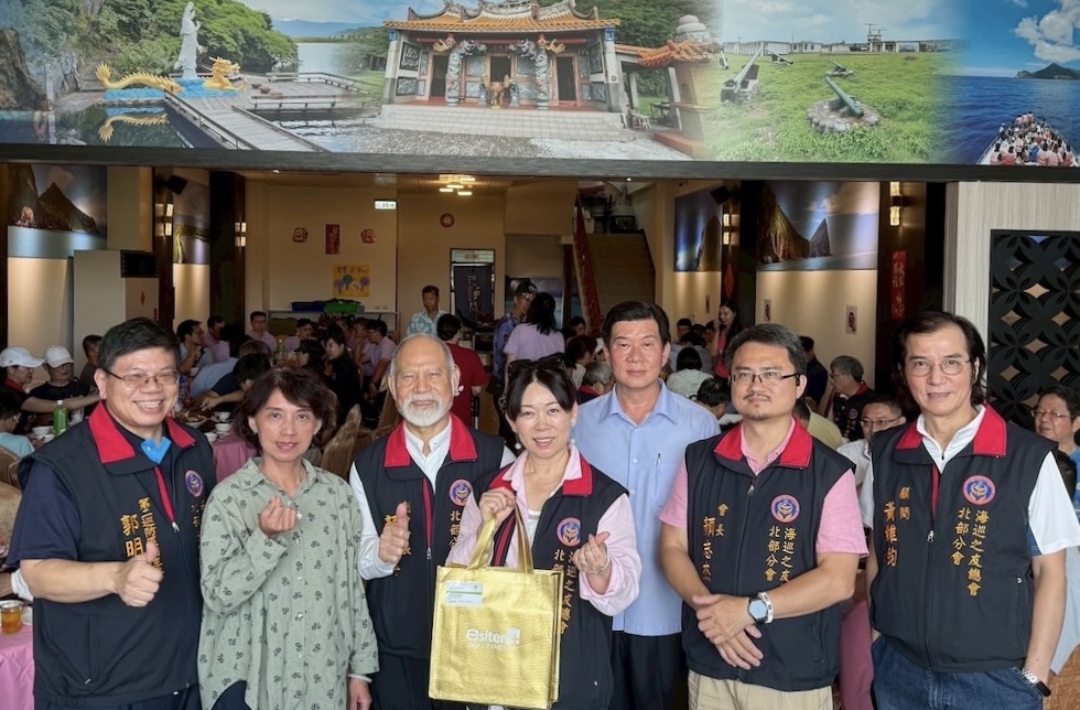 向海巡弟兄送上敬意 海利普赴第一線慰問致贈加菜金 226 cnews124250718a02