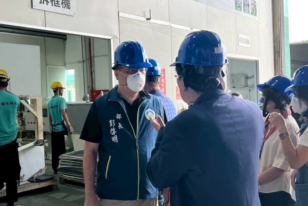 光電板破損重金屬污染嘉南? 彭啓明說明釋疑 216 光電板破損重金屬污染嘉南? 彭啓明說明釋疑 215