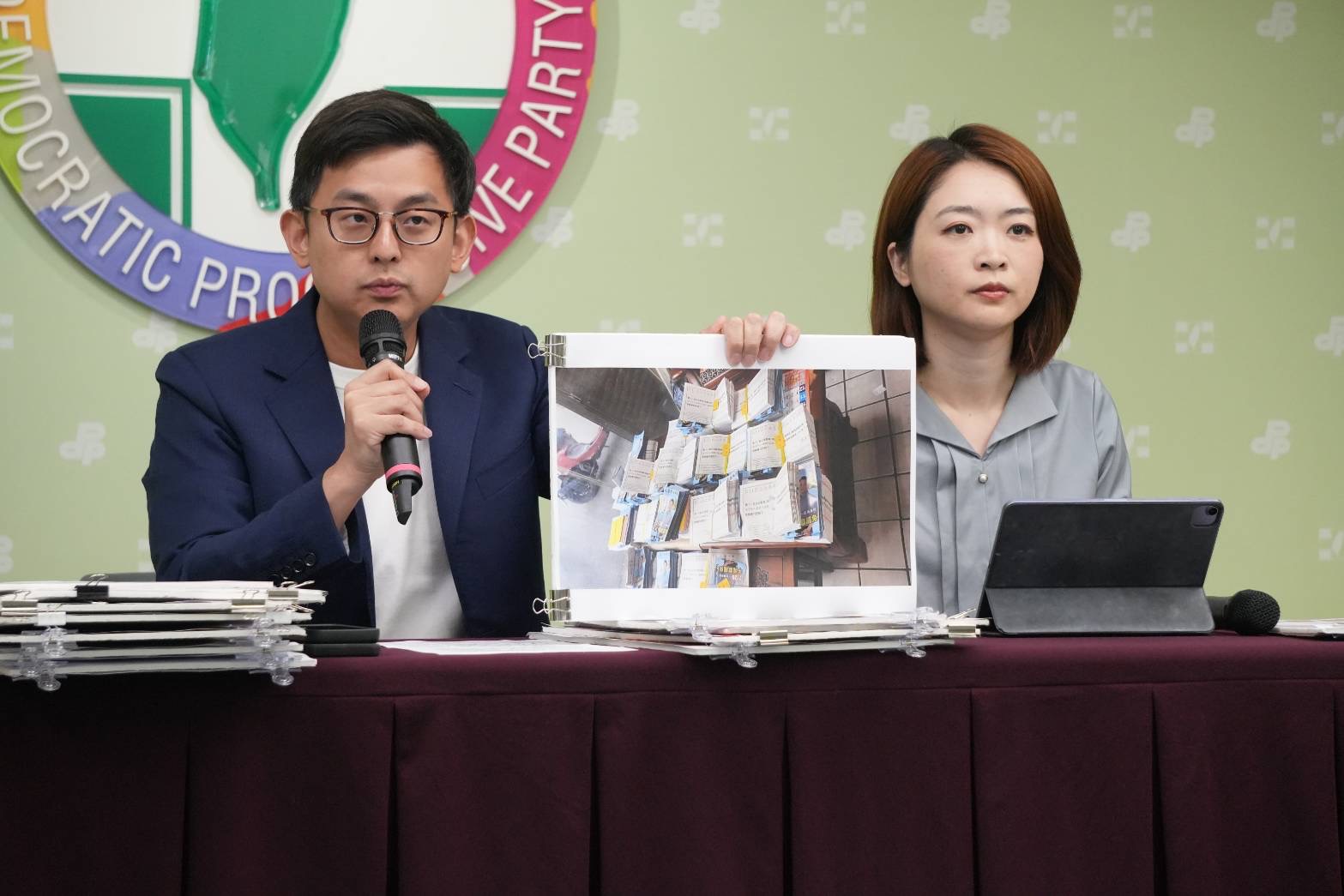夾帶文宣違法干擾罷免投票 民進黨批藍營選舉奧步 224 夾帶文宣違法干擾罷免投票 民進黨批藍營選舉奧步 223