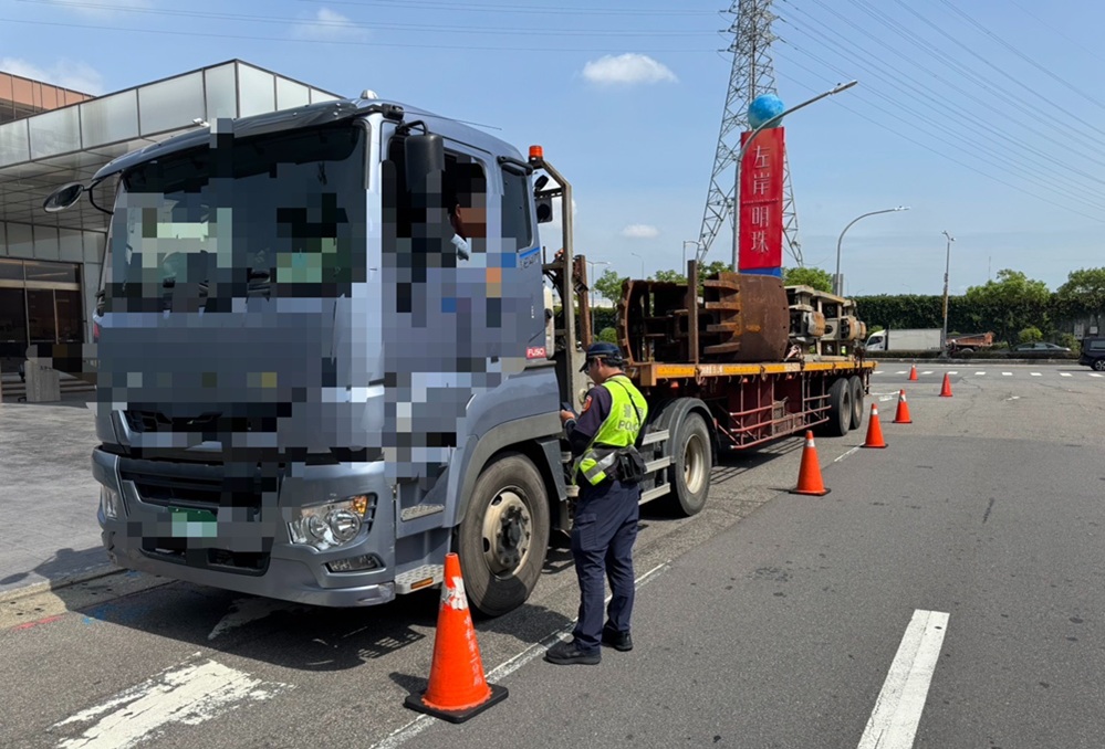 大型車違規2421件 中和警熱門路段機動攔查 207 cnews204250718a01