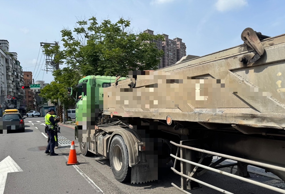 大型車違規2421件 中和警熱門路段機動攔查 208 cnews204250718a02