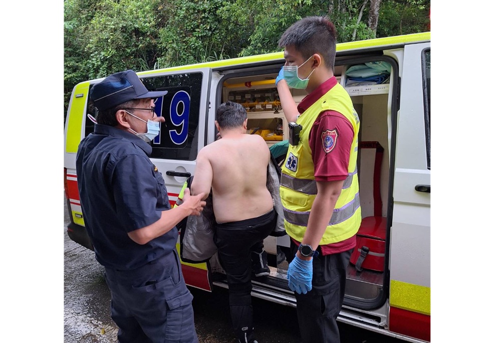 雷雨中測勘公所人員困深山 警民攜裝備齊心搶救助脫困 222 248250718a10