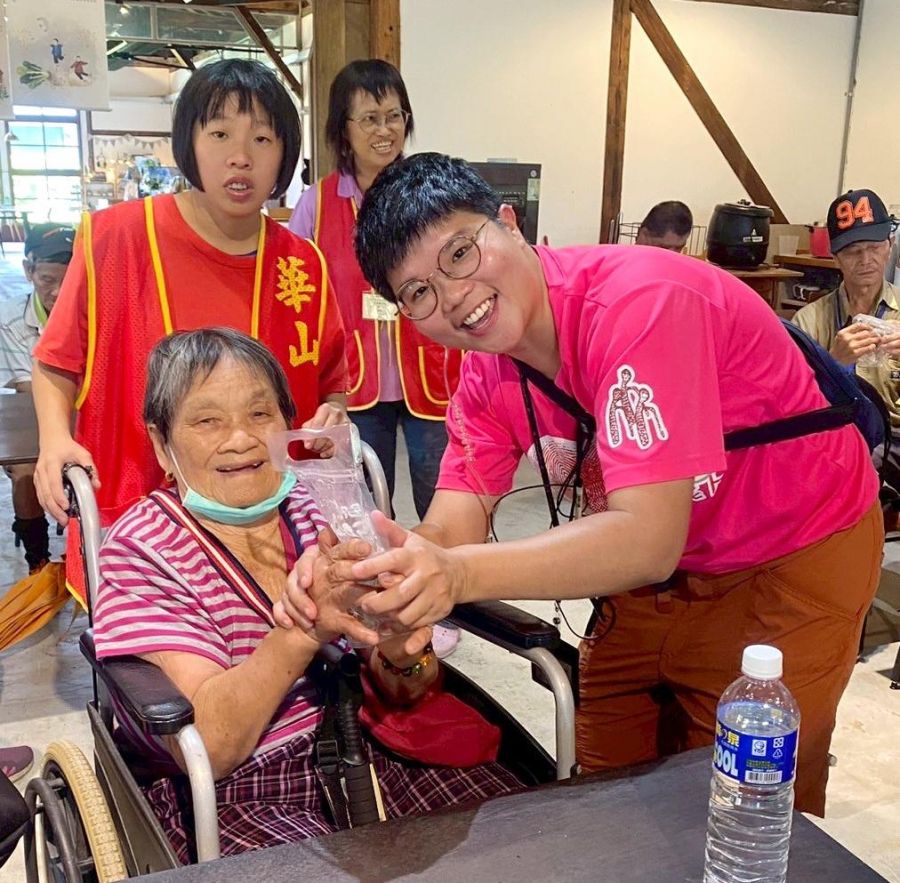 華山美濃愛心天使站慶13周年 孤老手洗愛玉走讀趣