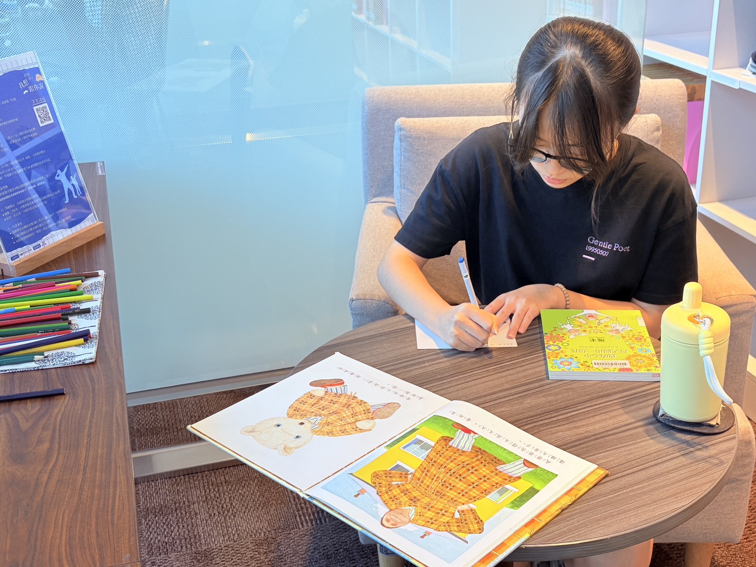 優秀作品將於8月初於總館5F「療心角落」及圖書館社群平台展示，讓更多人感受文字中深刻的親情。