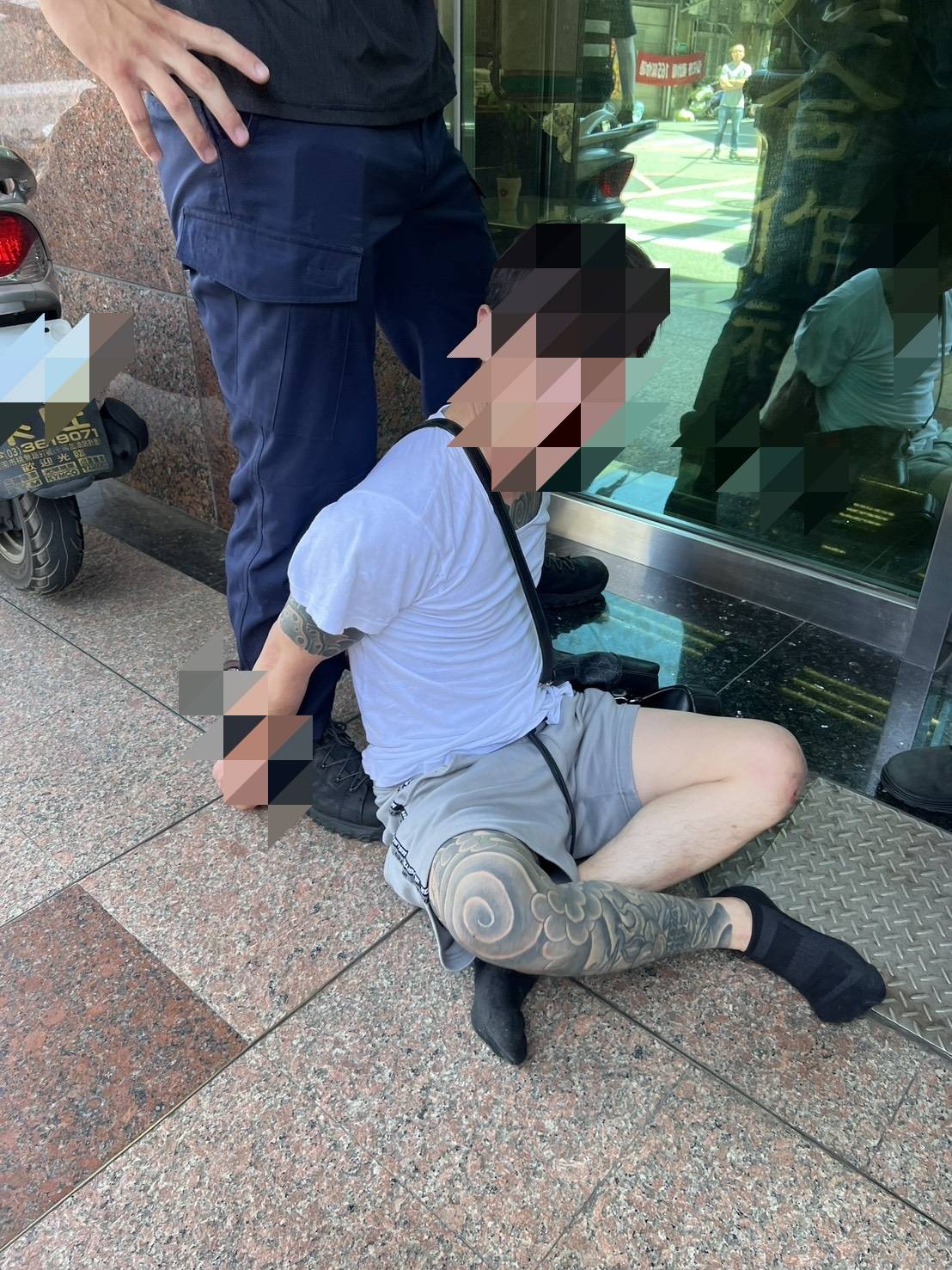 【有片】桃園男持雙刀尋仇 警埋伏拔槍壓制驚險畫面曝 2233268