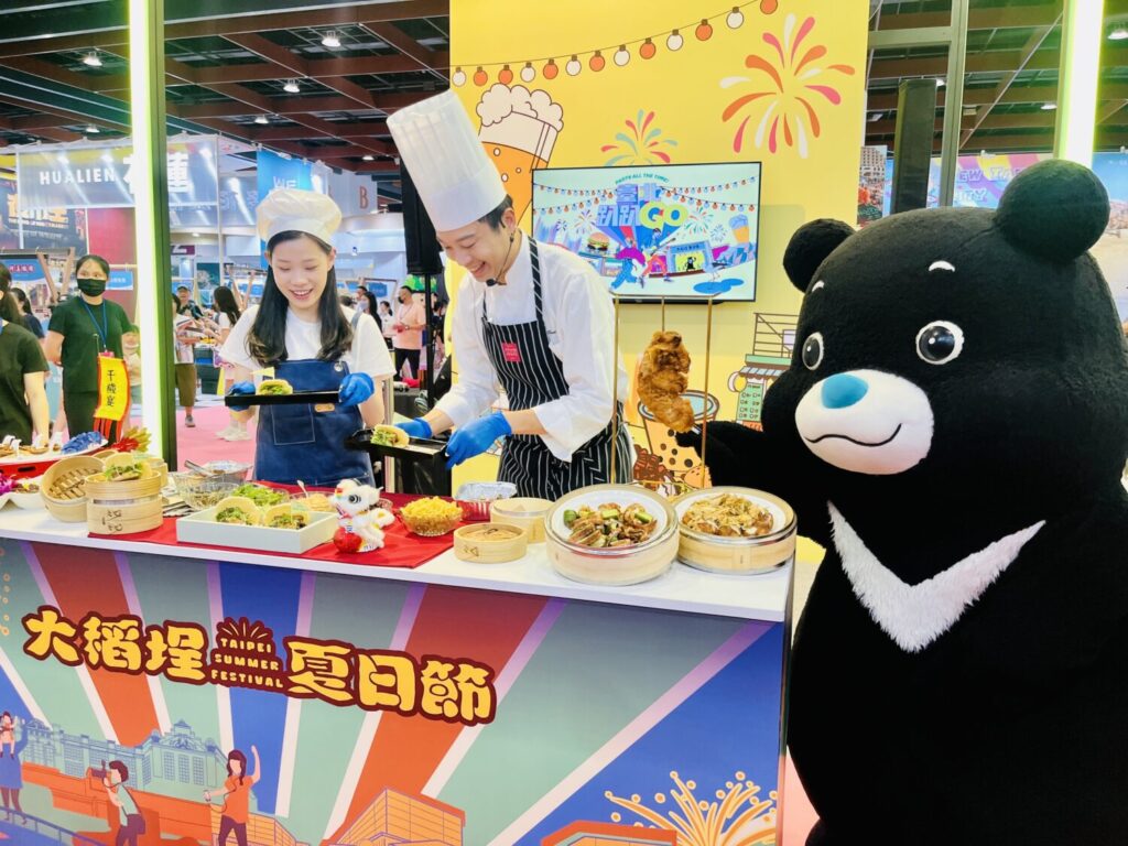 臺北市觀光傳播局余祥局長（左）與君悅酒店主廚羅偉洲一起推廣臺北夜市美食好滋味。(圖/臺北市政府觀光傳播局提供)