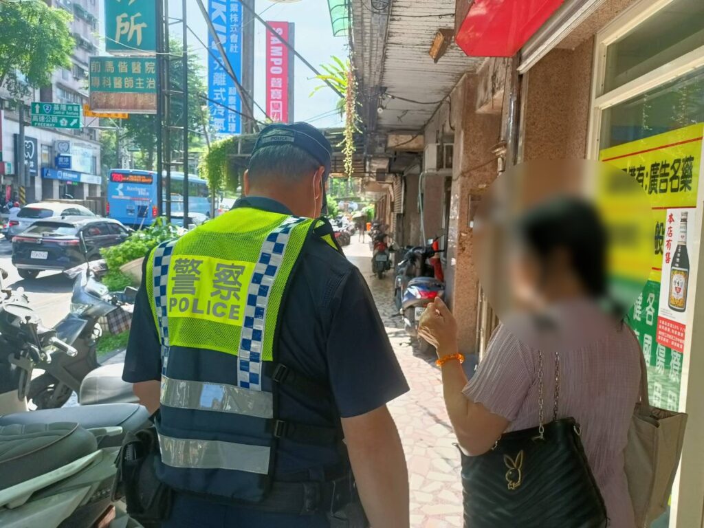 警方陪同婦人前往金融機構完成定存業務。(圖/記者薛秀蓮 翻攝)