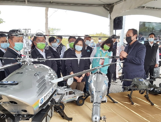 雷虎科技股份有限公司董事長陳冠如於110年受邀在嘉義中科院民雄航太基地及無人機AI創新應用研發中心向前來視察的蔡英文總統簡報。(圖/台灣工商企業聯合會官網)