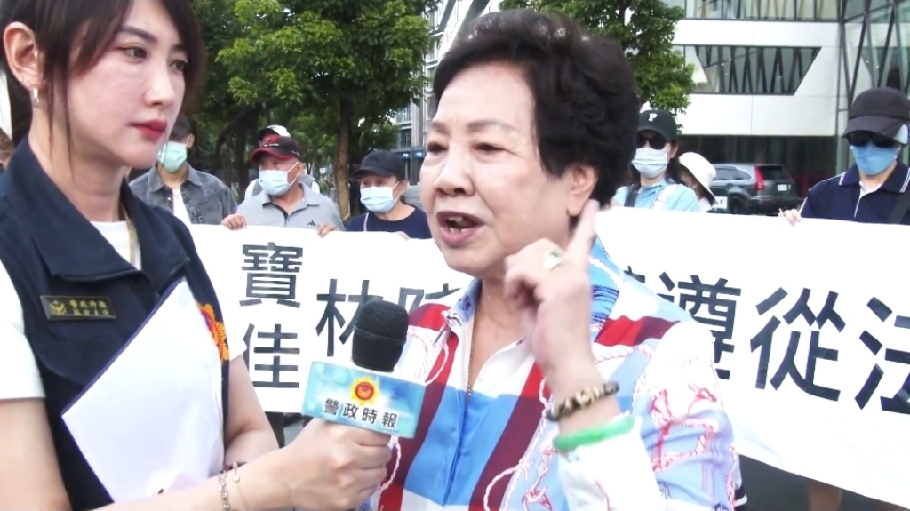 抗議群眾隨後移師寶佳潭美總部,前立委曾蔡美佐女士控訴林陳海敗訴在案,呼籲林陳海趕快出面解決。(圖/專案小組攝)