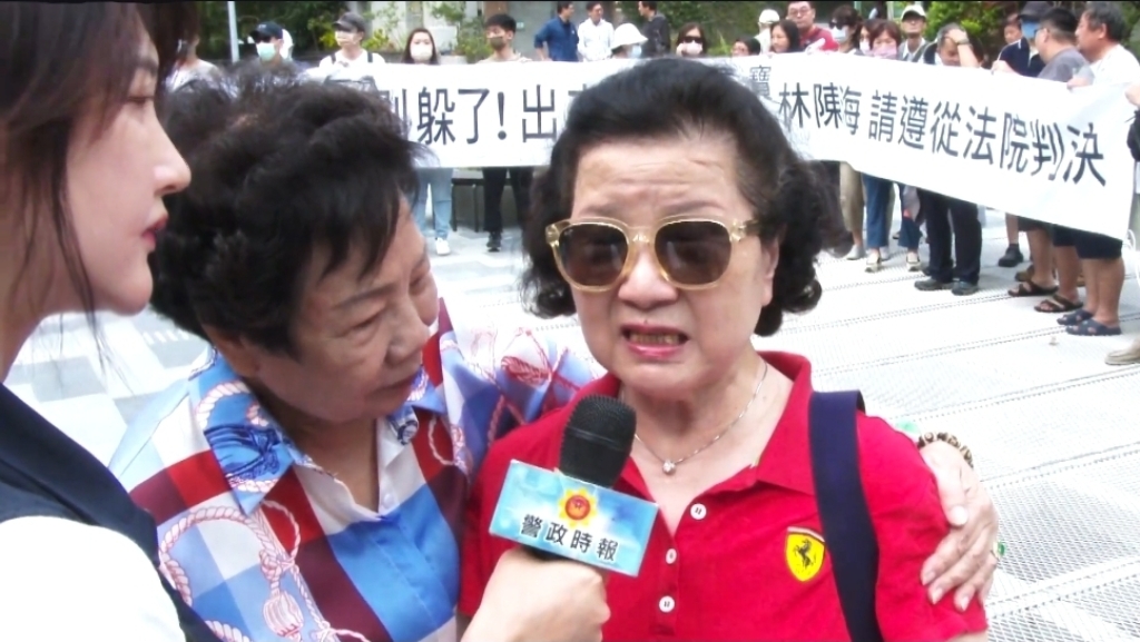 住戶（右一）泣訴自己是「小蝦米對抗大鯨魚」，林陳海政商關係良好才會這麼囂張，遲遲不願「把家還給我們」！（圖／專案小組攝）