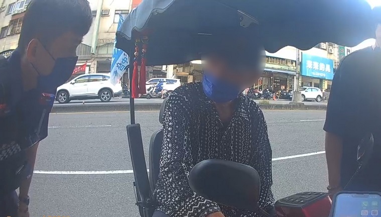 ▲97歲翁遠征16公里全為烤鴨 愛車叛變讓警助返家。