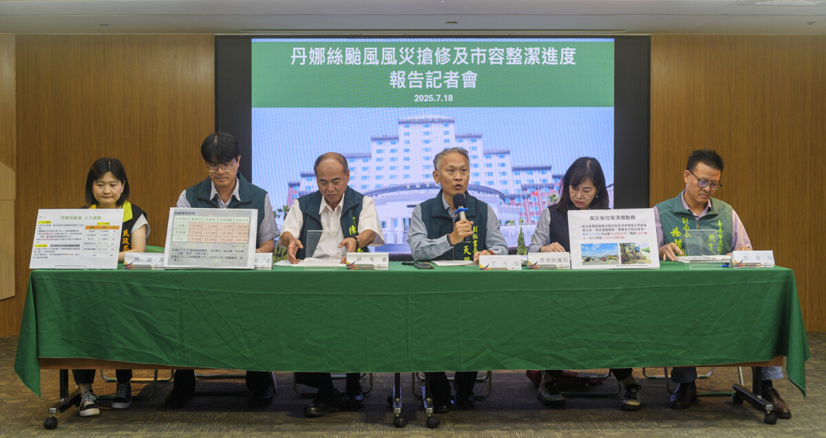 ▲尤秘書長代表市長黃偉哲向全體受災市民表達關懷與慰問，強調市府將秉持『從速、從優、從簡』之原則，全力動員，協助市民早日重建家園、恢復正常生活。(記者劉秋菊攝影)
