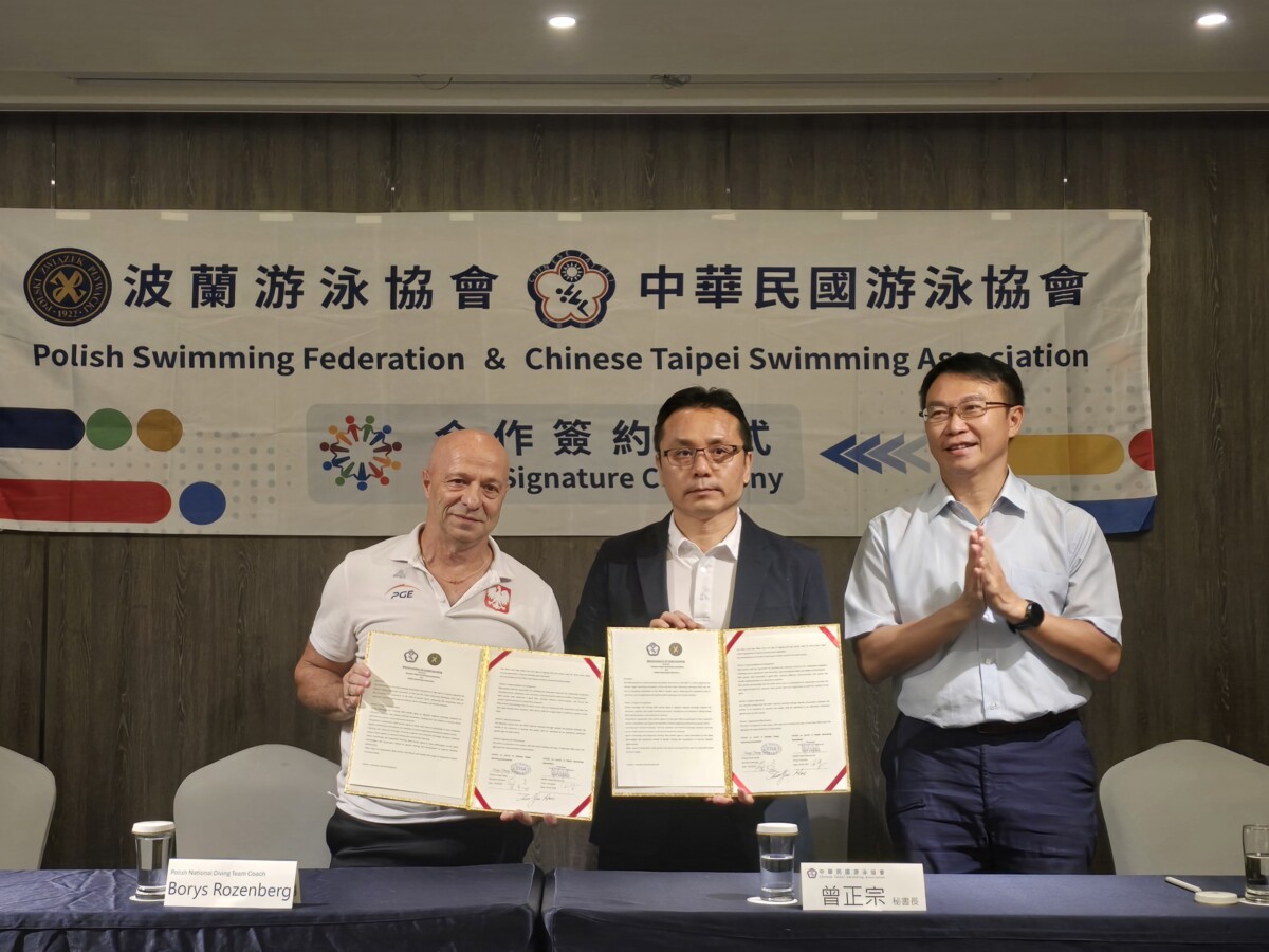 ▲中華民國游泳協會與波蘭游泳協會於高雄簽署合作備忘錄,運發局長侯尊堯親臨見證。