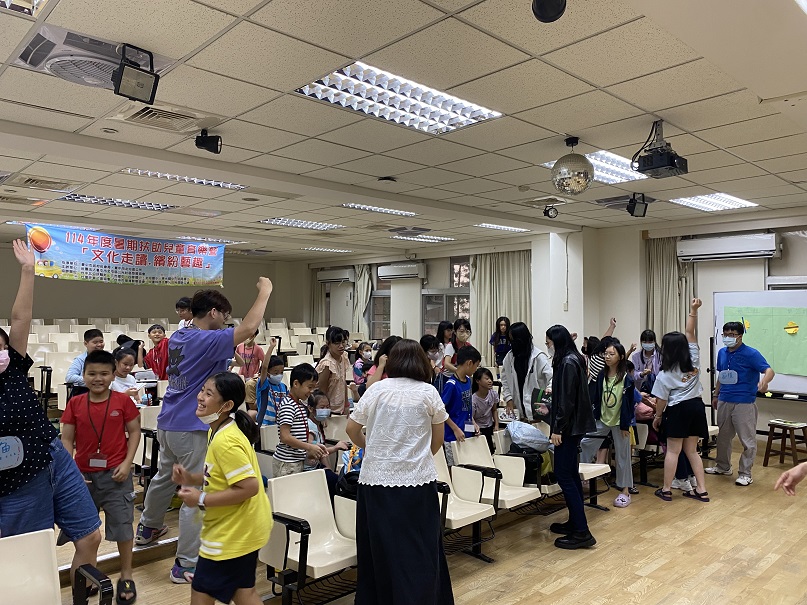 ▲透過義工家長與孩童互動增進親子溝通。