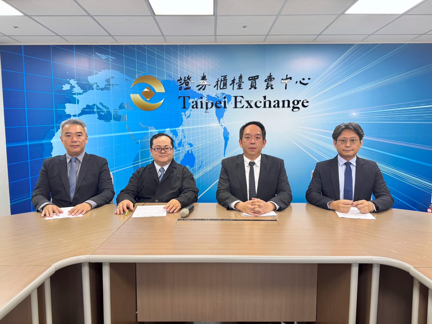 (圖說)三地能源(6946)為落實專業分工、提高公司整體營運績效及市場競爭力，於今日(18日)通過本公司儲能事業群分割移轉予新設公司「嘉佑能源股份有限公司」。圖右至左為三地能源吳志偉財務長、三地能源趙家緯總經理、北基韓佳憲副總、北基劉佳寧副理。
