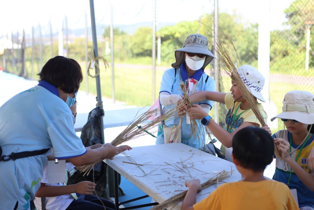 保護環境節能減碳 新北濕地割稻趣7/19報名 6 《圖說》稻草編織DIY。〈高灘處提供〉