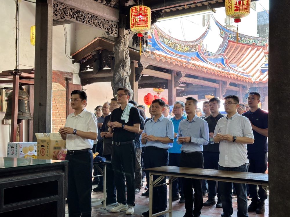 攜手共築急救安全網 廣福宮號召捐贈新莊警AED 8 《圖說》分局長帶領分局同仁於廣福宮祈求平安。〈新莊分局提供〉