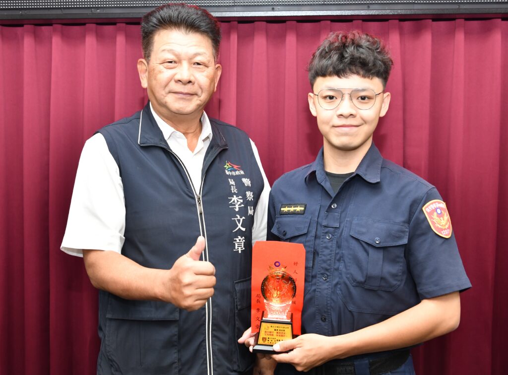 施呈諭搶救昏厥男子一命           李文章公開表揚豎指稱讚
