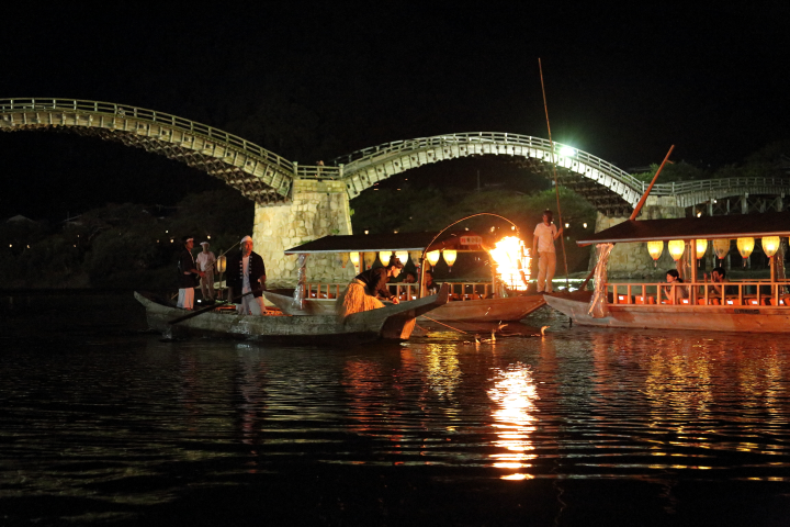 錦帶橋下錦川能搭船觀賞鵜飼捕魚技藝。 圖:山口県観光連盟/提供